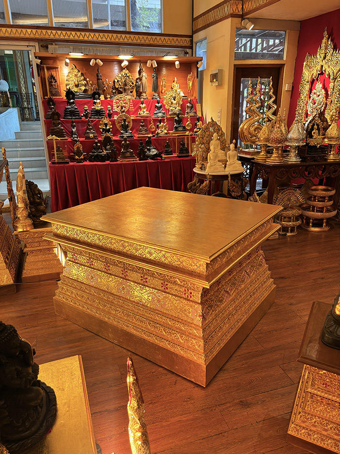 ฐานพระไม้สักขนาดหน้ากว้าง 1 เมตร 30 เซ็นต์ลึก 1 เมตร 10 เซนต์สูง 80 เซนติเมตรโครงสร้างไม้สักสำหรับบรรจุพระประธานและงานประติมากรรม