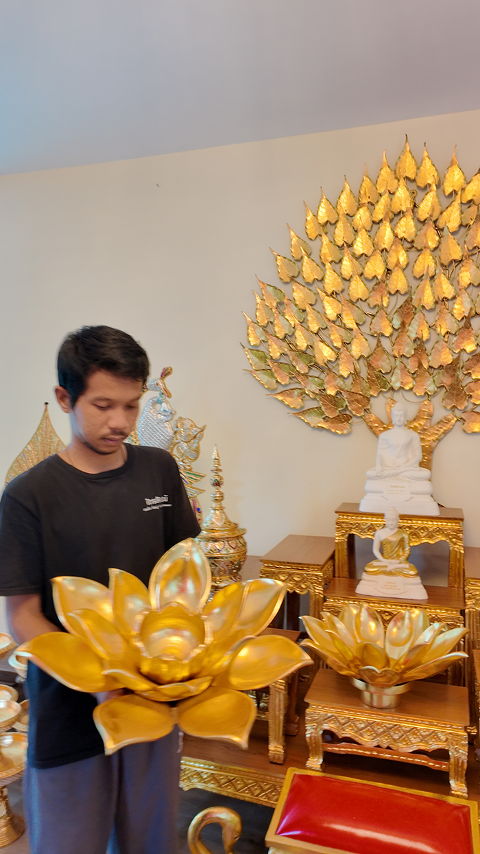 ดอกบัวทอง ไม้แกะสลักชิ้นนี้ สามารถ วางบนโต๊ะหมู่บูชาพระได้ครับ