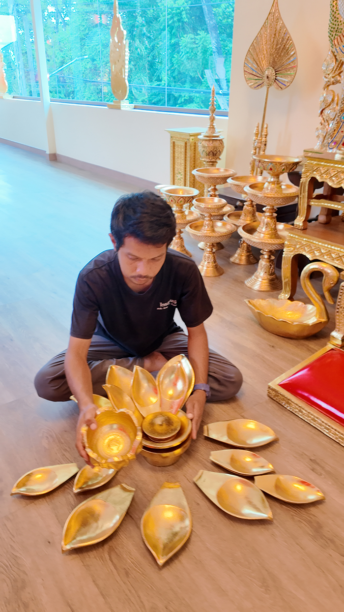 หน้ากว้าง ดอกบัวทอง ไม้แกะลัก หน้ากว้าง 55 เซนติเมตร ทุกชิ้นสามารถ ถอดออกได้ ง่ายต่อการประกอบใหม่ จัดส่งทั่วประเทศ 1-2 วันถึงทั่วไทย