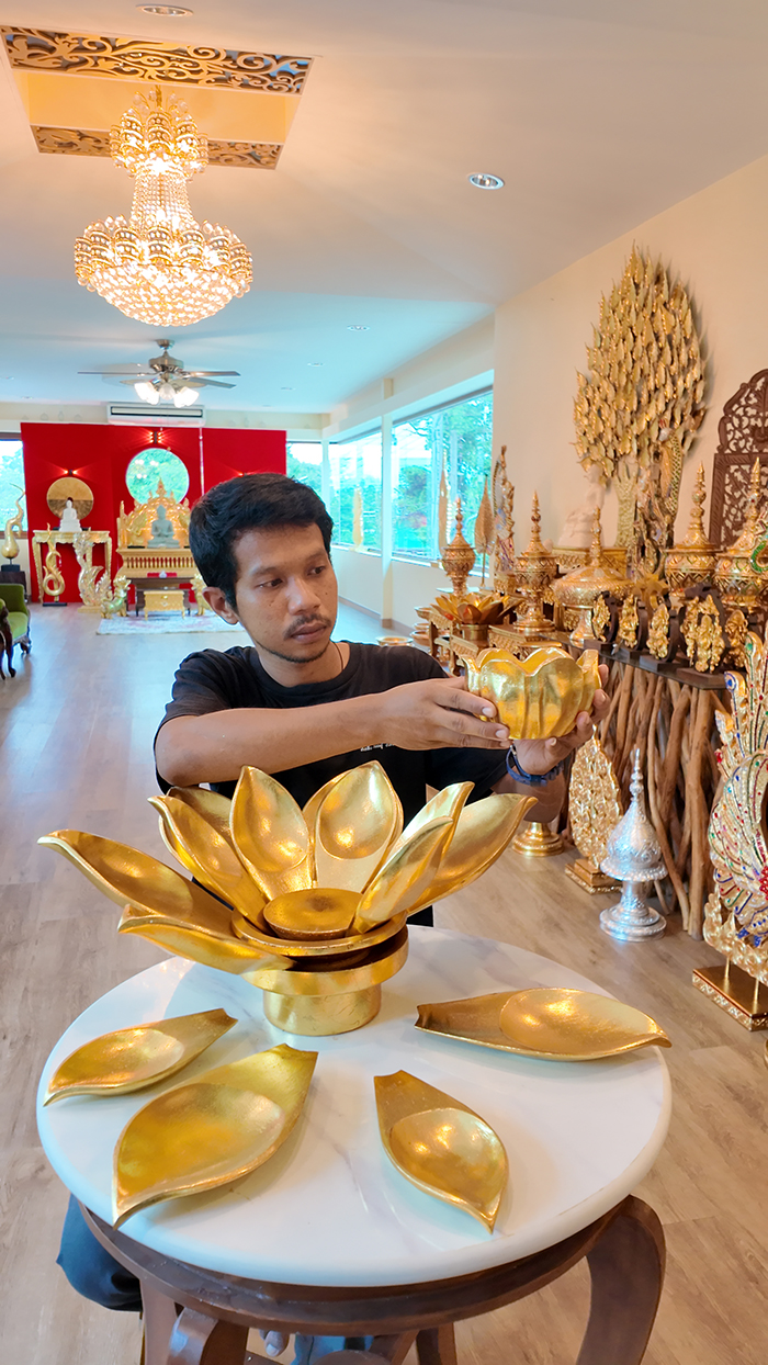 ดอกบัวทอง สามารถแต่งห้องพระ ห้องรับแขก จุดรับลองลูกค้า งานปิดทอง เทคนิค แบบปิดทองพระพุทธรูป บัวบัวทอง แกะสลัก ถอดออกได้ทุกชิ้น งานดอกบัวทองในห้องพระชิ้นนี้ ท่านใดชื่นชอบของแต่งห้องพระสวย สามารถแจ้งเจ้าหน้าที่ trillakbooks ได้ครับ