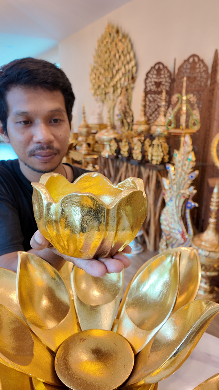 ความละเอียดของงาน ไม้แกะสลักขึ้นมือ ด้านใน สามารถใส่สิ่งของเล็กๆ น้อยๆ ได้ หรือวางดอกไม้แห้งได้ ดอกบัวทอง สามารถแต่งห้องพระ ห้องรับแขก จุดรับลองลูกค้า งานปิดทอง เทคนิค แบบปิดทองพระพุทธรูป บัวบัวทอง แกะสลัก ถอดออกได้ทุกชิ้น งานดอกบัวทองในห้องพระชิ้นนี้ ท่านใดชื่นชอบของแต่งห้องพระสวย สามารถแจ้งเจ้าหน้าที่ trillakbooks ได้ครับ