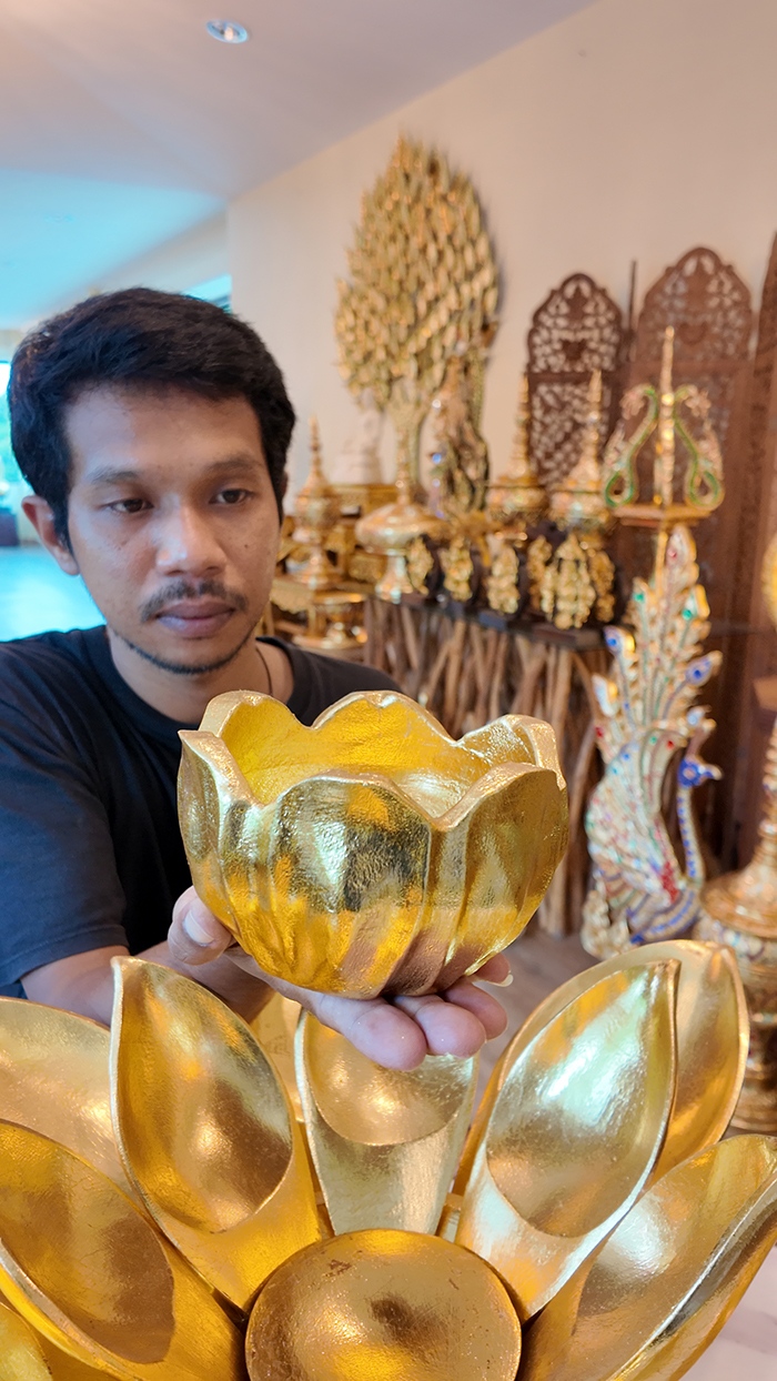 ความละเอียดของงาน ไม้แกะสลักขึ้นมือ ด้านใน สามารถใส่สิ่งของเล็กๆ น้อยๆ ได้ หรือวางดอกไม้แห้งได้ ดอกบัวทอง สามารถแต่งห้องพระ ห้องรับแขก จุดรับลองลูกค้า งานปิดทอง เทคนิค แบบปิดทองพระพุทธรูป บัวบัวทอง แกะสลัก ถอดออกได้ทุกชิ้น งานดอกบัวทองในห้องพระชิ้นนี้ ท่านใดชื่นชอบของแต่งห้องพระสวย สามารถแจ้งเจ้าหน้าที่ trillakbooks ได้ครับ