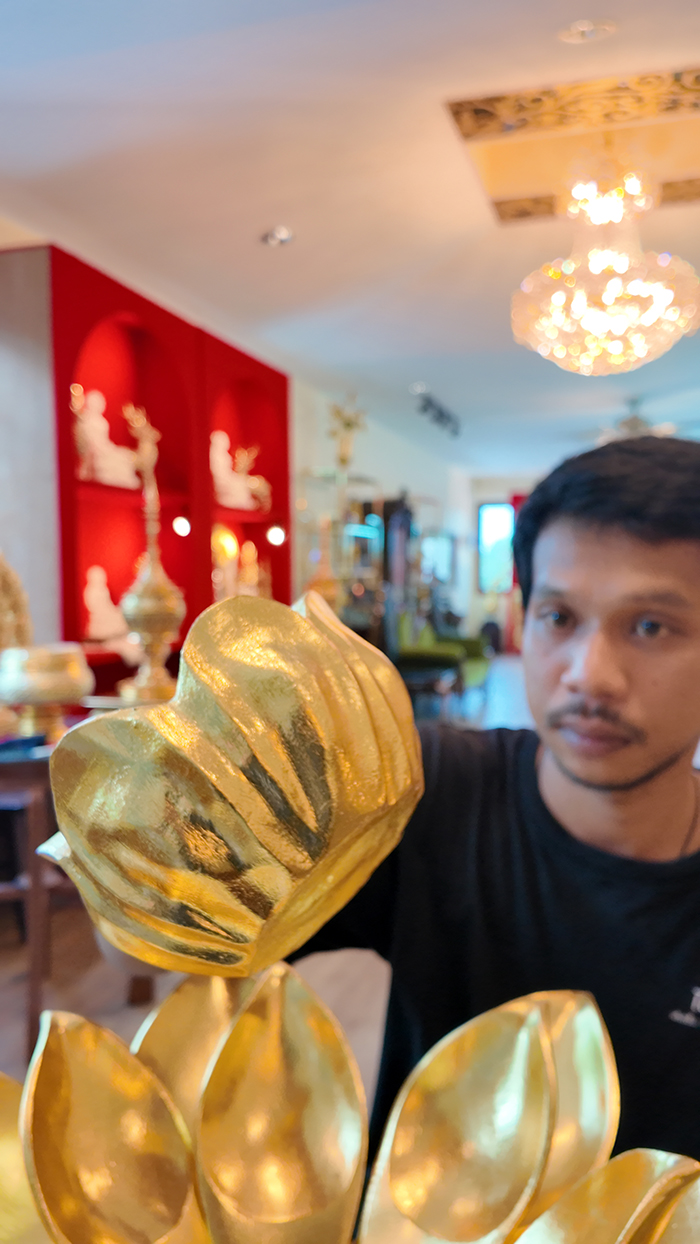 ดอกบัวทอง ที่สามารถทำเป็นภาชนะ ใส่ของหรือแต่งห้องพระได้