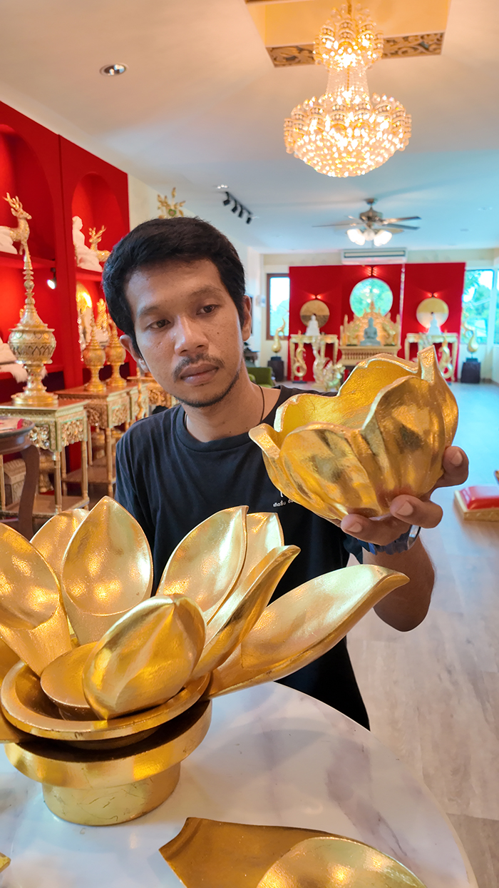 ดอกบัวทอง ไม้แกะสลัก ขนาด 55 เซนติเมตร