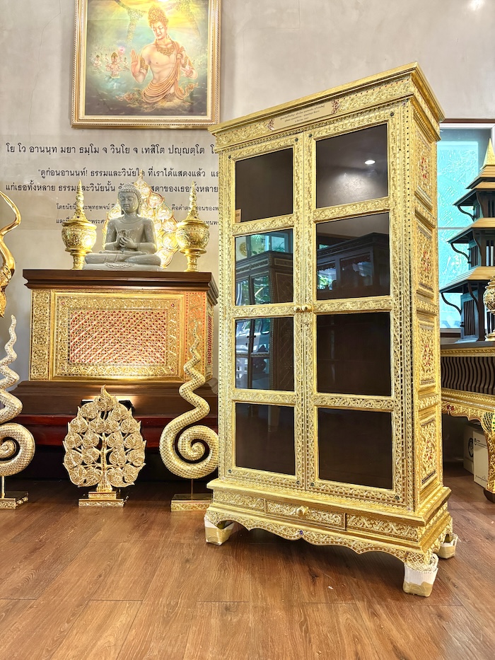 ตู้พระไตรปิฎกไม้สักแท้ปิดทอง สำหรับบรรจุหนังสือพระไตรปิฎก ภาษาไทย 45 เล่ม  ตู้พระไตรปิฎกไม้สักแท้ปิดทอง สำหรับบรรจุหนังสือพระไตรปิฎก ภาษาไทย 45 เล่ม