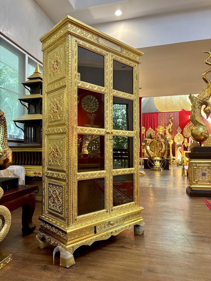 ตู้พระไตรปิฎกไม้สักแท้ปิดทอง สำหรับบรรจุหนังสือพระไตรปิฎก ภาษาไทย 45 เล่ม  ตู้พระไตรปิฎกไม้สักแท้ปิดทอง สำหรับบรรจุหนังสือพระไตรปิฎก ภาษาไทย 45 เล่ม