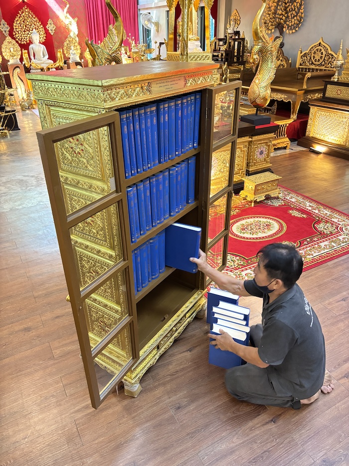 ตู้พระไตรปิฎกไม้สักแท้ปิดทอง สำหรับบรรจุหนังสือพระไตรปิฎก ภาษาไทย 45 เล่ม  ตู้พระไตรปิฎกไม้สักแท้ปิดทอง สำหรับบรรจุหนังสือพระไตรปิฎก ภาษาไทย 45 เล่ม