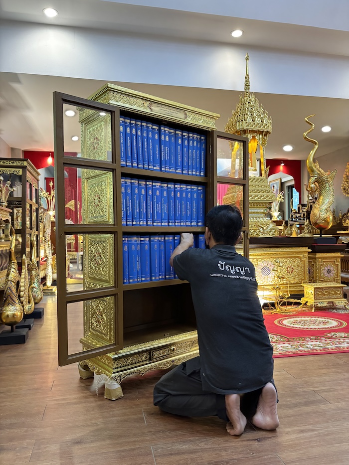 ตู้พระไตรปิฎกไม้สักแท้ปิดทอง สำหรับบรรจุหนังสือพระไตรปิฎก ภาษาไทย 45 เล่ม  ตู้พระไตรปิฎกไม้สักแท้ปิดทอง สำหรับบรรจุหนังสือพระไตรปิฎก ภาษาไทย 45 เล่ม