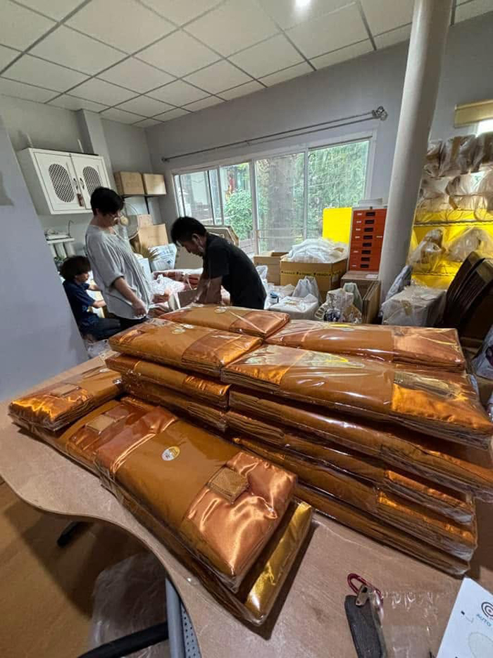 ภาพการจัดส่ง ผ้าไตรจีวร ของศูนย์ฯ ไตรลักษณ์ ที่บรรจุลงกล่องพัสดุอย่างดี เตรียมส่งให้ลูกค้าทั่วประเทศ ภาพการจัดส่ง ผ้าไตรจีวร ของศูนย์ฯ ไตรลักษณ์ ที่บรรจุลงกล่องพัสดุอย่างดี เตรียมส่งให้ลูกค้าทั่วประเทศ