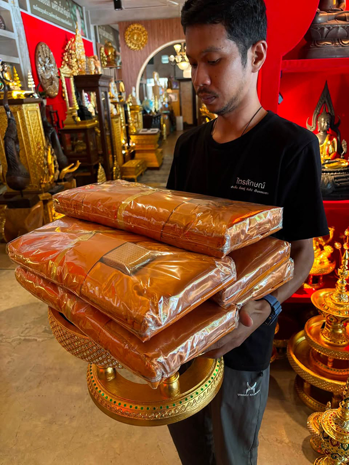 พร้อมจัดชุดจัดส่ง เป็นเซท ชุดผ้าไตรจีวร และให้คำแนะนำ การถวาย อย่างเหมาะสม พร้อมจัดชุดจัดส่ง เป็นเซท ชุดผ้าไตรจีวร และให้คำแนะนำ การถวาย อย่างเหมาะสม