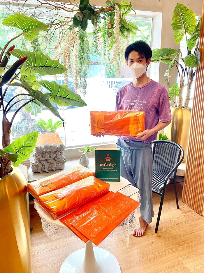 ภาพเปรียบเทียบความแตกต่างของเนื้อ ผ้าไตรจีวร ระหว่างผ้าโทเร และผ้ามันลิน ให้ลูกค้าเห็นผิวสัมผัสชัดเจน ภาพเปรียบเทียบความแตกต่างของเนื้อ ผ้าไตรจีวร ระหว่างผ้าโทเร และผ้ามันลิน ให้ลูกค้าเห็นผิวสัมผัสชัดเจน