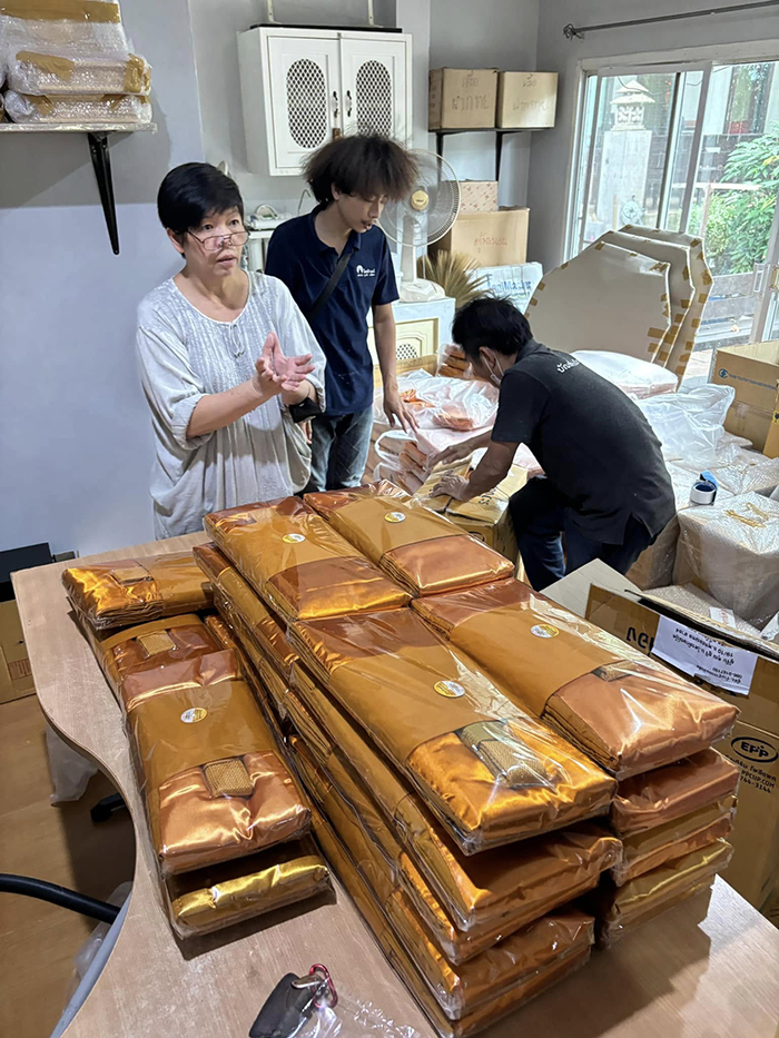 ภาพการนำเสนอ ผ้าไตรจีวร เนื้อดีราคาพิเศษ เริ่มต้น 990 บาท พร้อมป้ายราคาที่เห็นได้ชัดเจนในร้านค้า ภาพการนำเสนอ ผ้าไตรจีวร เนื้อดีราคาพิเศษ เริ่มต้น 990 บาท พร้อมป้ายราคาที่เห็นได้ชัดเจนในร้านค้า