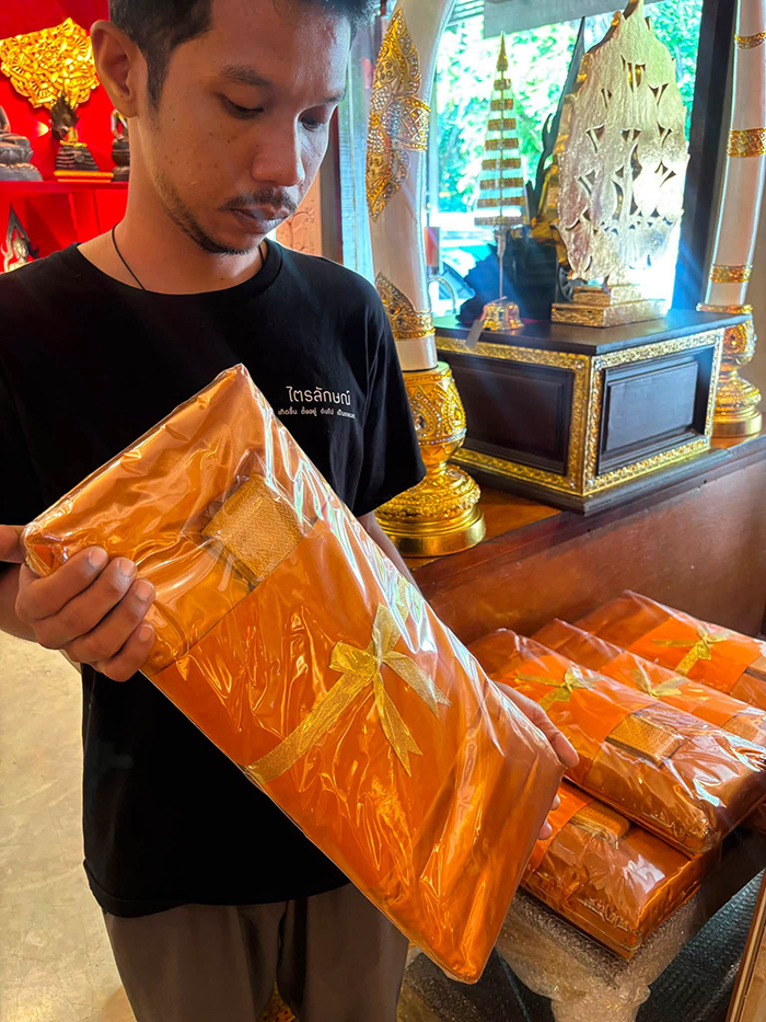 ภาพการเตรียม ผ้าไตรจีวร ชุดบวชพระใหม่ วางเรียงรายพร้อมบาตรและเครื่องบริขารอื่นๆ ภาพการเตรียม ผ้าไตรจีวร ชุดบวชพระใหม่ วางเรียงรายพร้อมบาตรและเครื่องบริขารอื่นๆ