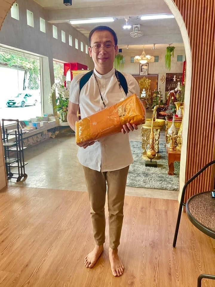 ภาพบรรยากาศต้อนรับลูกค้าที่ขับรถมาเลือกซื้อและมารับ ผ้าไตรจีวร ด้วยตัวเองที่หน้าร้าน ภาพบรรยากาศต้อนรับลูกค้าที่ขับรถมาเลือกซื้อและมารับ ผ้าไตรจีวร ด้วยตัวเองที่หน้าร้าน