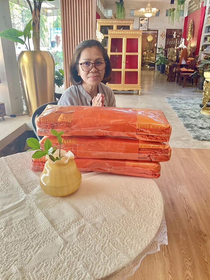 ขอบพระคุณคุณพี่ลูกค้า ที่ขับรถมาเลือกซื้อและรับ ผ้าไตรจีวร ด้วยตัวเองที่หน้าร้าน ขอบพระคุณคุณพี่ลูกค้า ที่ขับรถมาเลือกซื้อและรับ ผ้าไตรจีวร ด้วยตัวเองที่หน้าร้าน