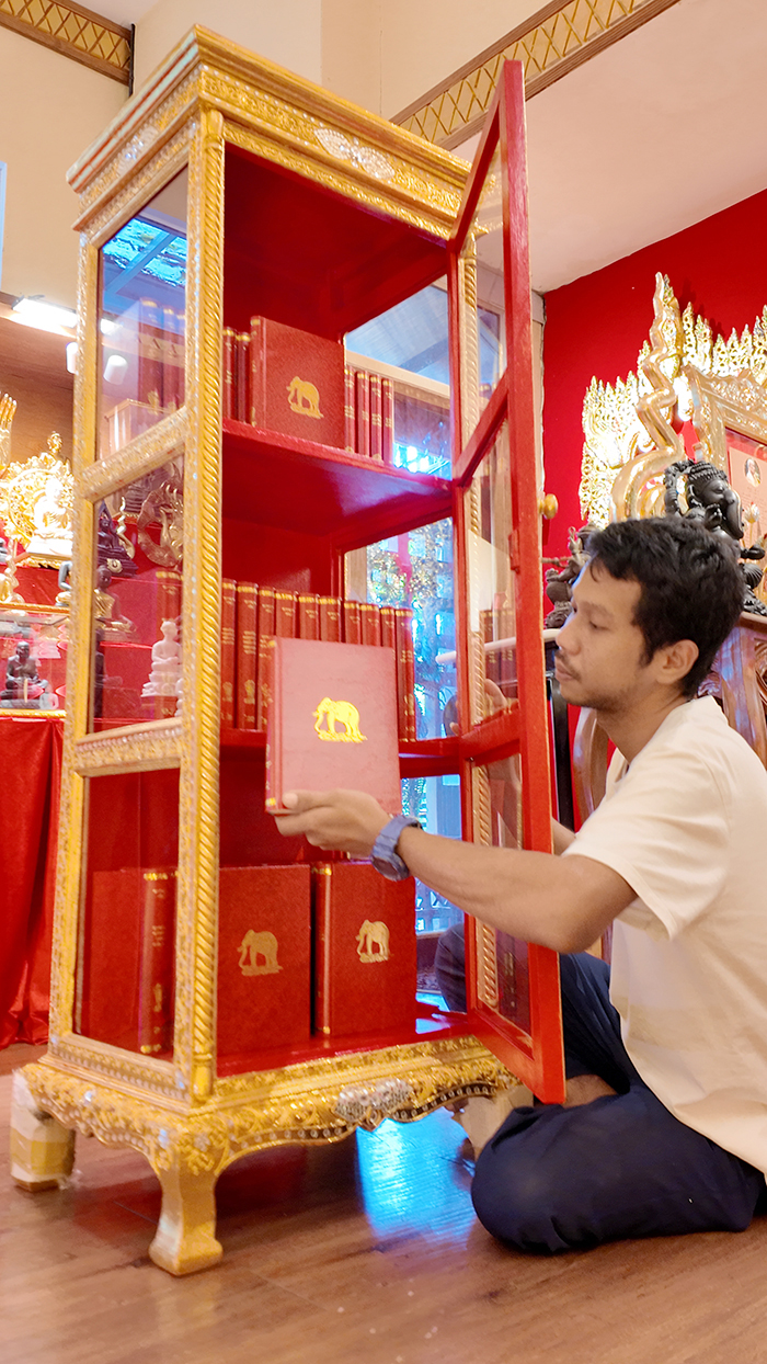 จุดสังเกตลักษณะ หนังสือพระไตรปิฎกสยามรัฐ บาลี จะมีเฉพาะรูปช้างปั้มทองเท่านั้นครับ จุดสังเกตลักษณะ หนังสือพระไตรปิฎกสยามรัฐ บาลี จะมีเฉพาะรูปช้างปั้มทองเท่านั้นครับ